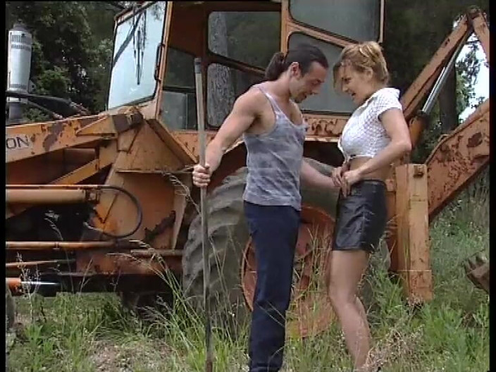 Horny girls want to fuck: Blonde Bombe Lutscht Schwanz Und Wird Draußen Gefingert