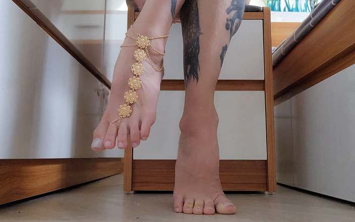 TattoedGirl666: Fetiș cu picioare sexy și lanț