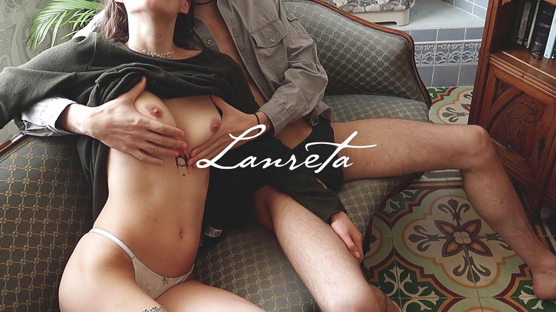 Lanreta: セクシーな若いカップルはソファで非常に熱い弄、アマチュアLanreta