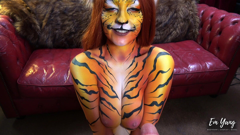 Em Yang: Tygří holka bodypaint sání a šukání