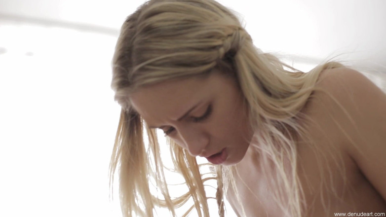 Denudeart: Красиві лесбійки лижуть одна одну