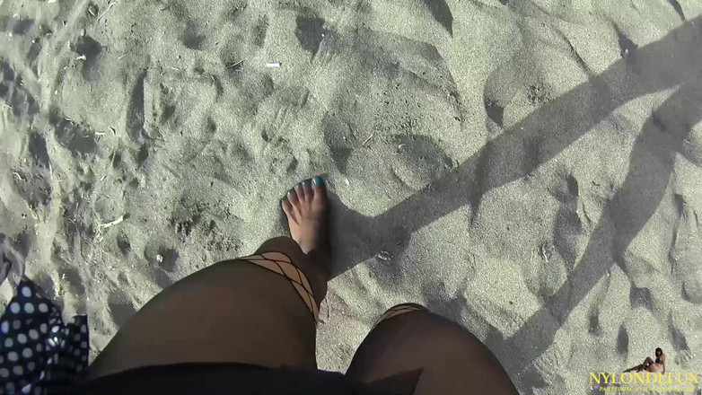 Nylondelux: 公共海滩上的尼龙乐趣