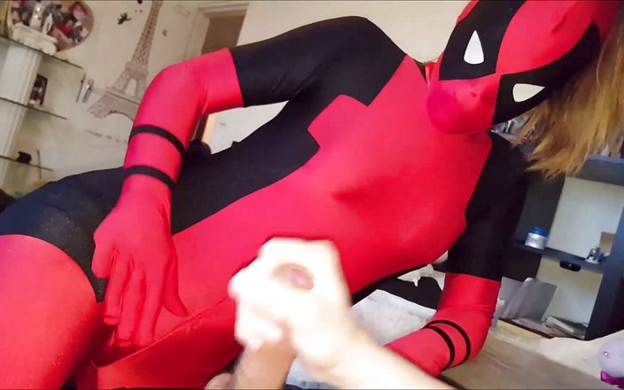 Nylon Xtreme: Zentai Deadpool girl costume blowjob