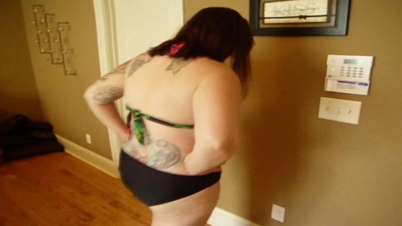 Sexy Amateurz: Tattooed BBW checks her weight