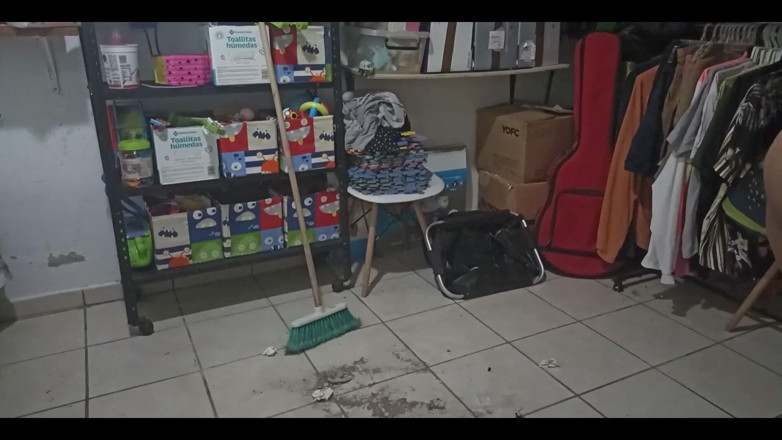 Karmicoxv: Seksi üvey anne yatak odasını tangayla temiziyor ve üvey oğlu için kendini...