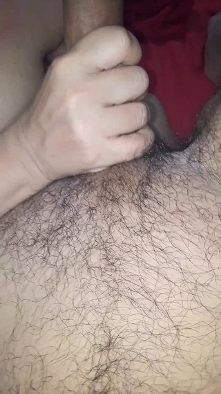 Manywka: Fratele ei vitreg a intrat în ea, goală sub copertă