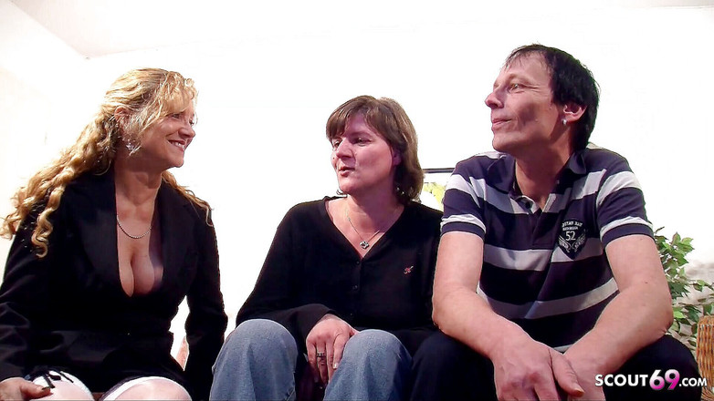 Full porn collection: Nadržená blonďatá zralá dává párům sexuální tipy a podílí se...