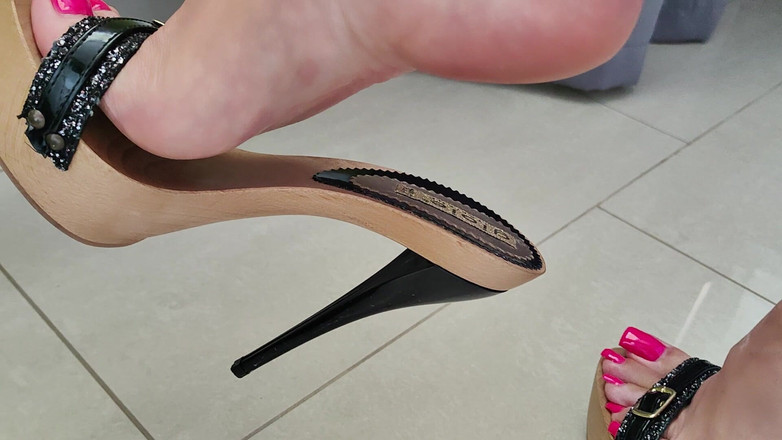 Goddess Lena: High Heels Brainfuck Direkt in Deine Fresse