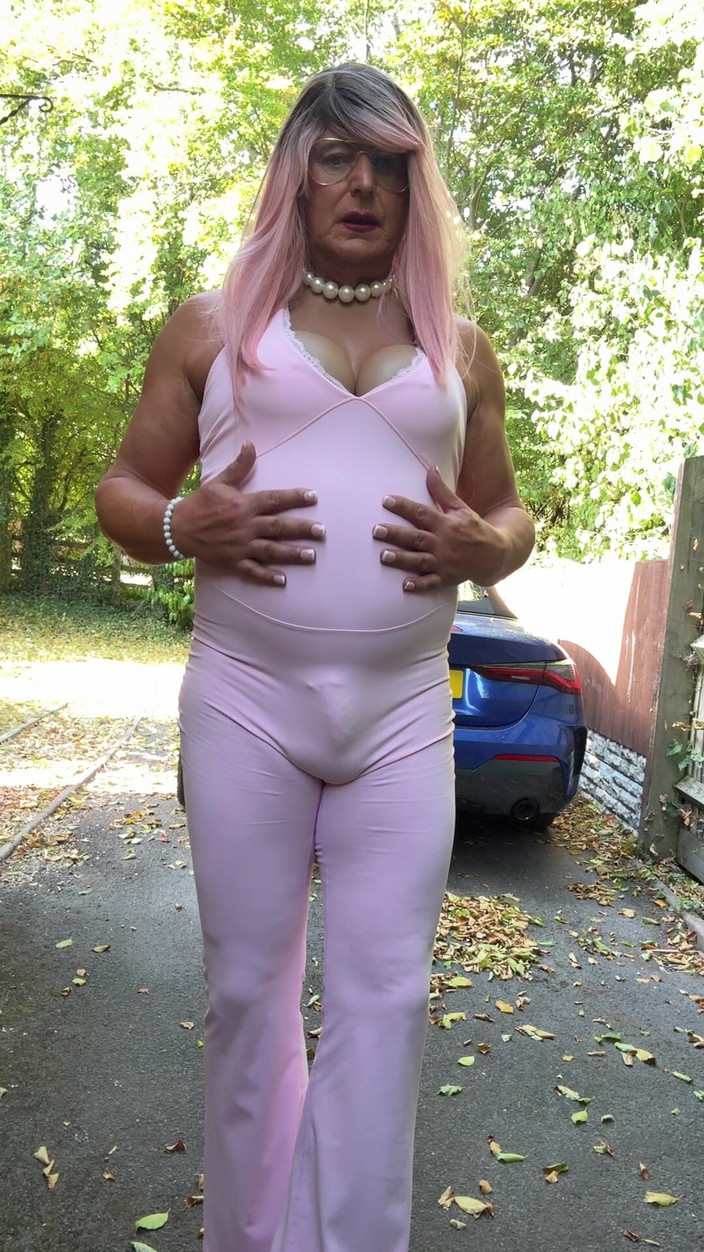 Kellycd2022: Crossdresser Kellycd2022 en mono rosa y tacones