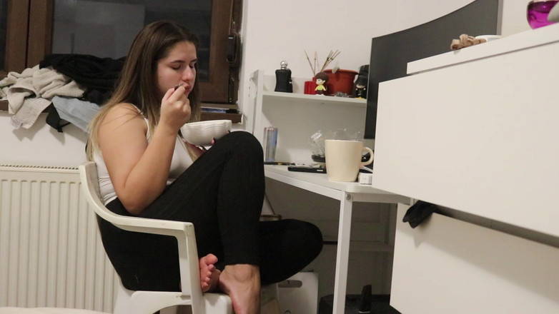 NipsAndStrips: Pedos mientras come en mi escritorio