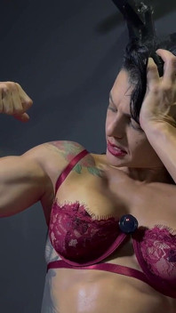 Červená krajka a silné bicepsy
