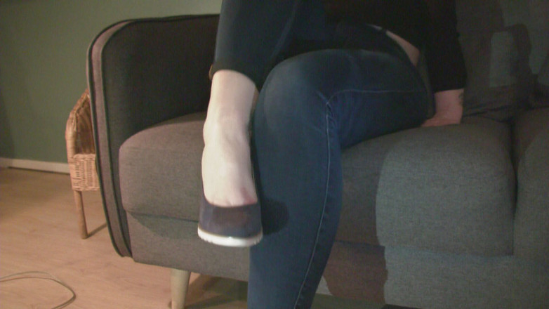 MisS Angel: Sedí na gauči, modré džíny