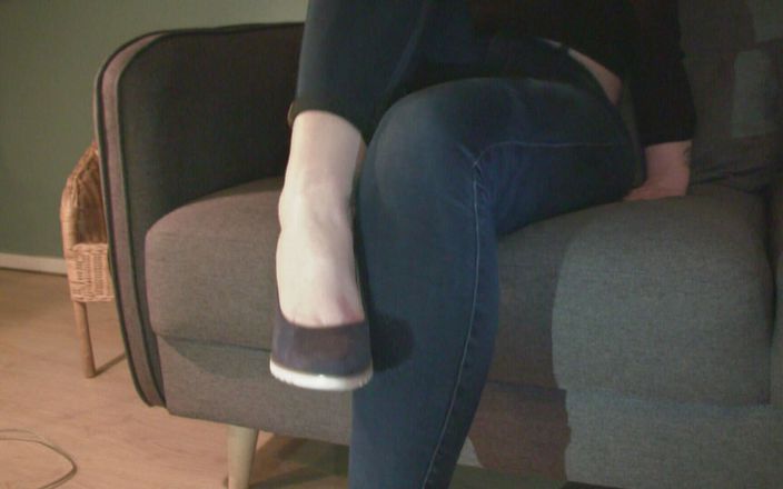 Pov legs: Duduk di sofa, celana jins biru
