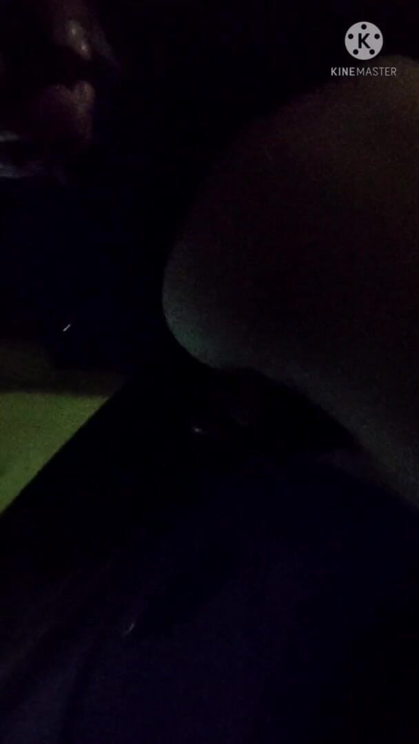 Traviezisha: 그녀의 엉덩이 안에 거대한 딜도로 야외에서 걷는 Sissy 크로스드레서. 그녀는 거의 걸을 수 없었다 ...