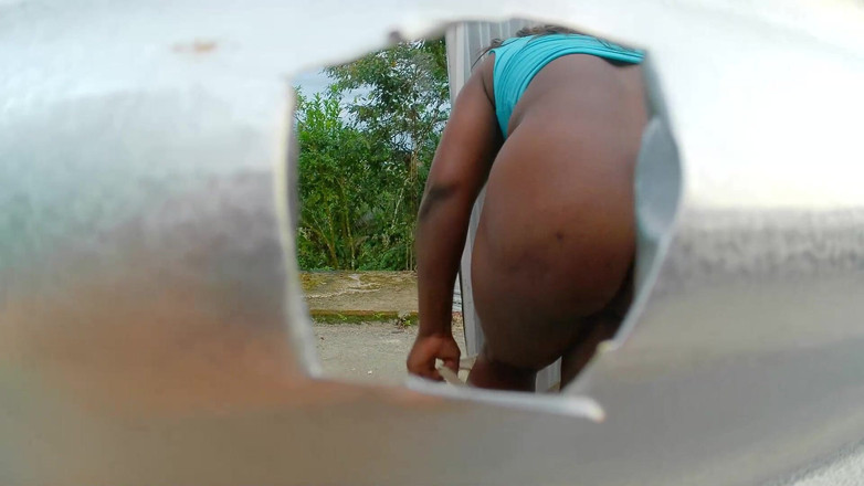 AndreaBellotiStar: 黑发女孩在户外展台