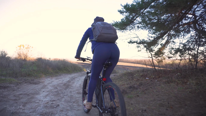 Teasecombo 4K: 温泉は熟女にヨガパンツに乗って自転車に乗って彼女の大きなお尻をからかう