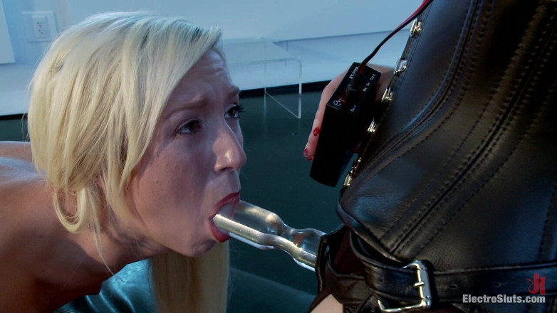 Electrosluts by Kink: Maia elektrizující sexualita