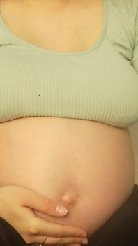 Ma demi-sœur enceinte est en colère contre sa petite demi-sœur, alors elle l’humilie, la bat, puis la mâche comme un bonbon.