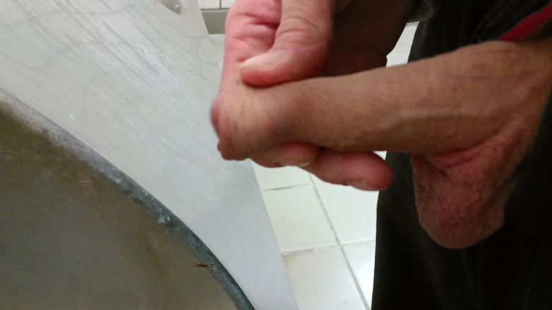 Rockardglans: 小便器での2つの負荷が屋外での巨根のオナニーと絶頂をクローズアップします