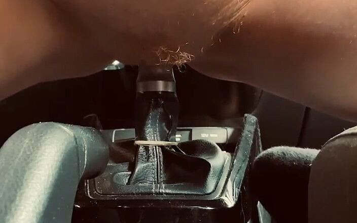 Milfsoes: Sendirian di Mobil Gearshift