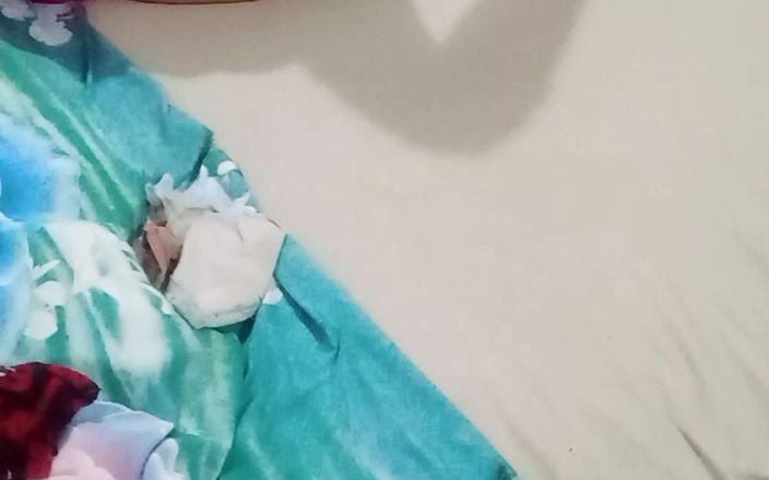 Sexy Yasmeen blue underwear: Suatli Mah landed