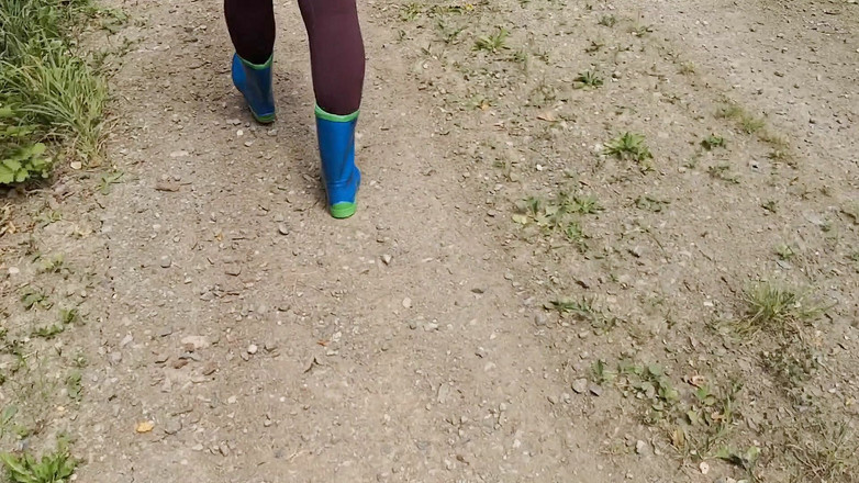 Bouncy Tits Action: 고무 부츠를 신고 걷는 중