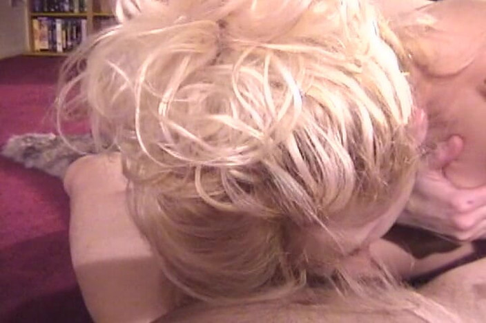 Vintage Babes: 超熱いふしだらな女は彼女の口からディックを得ることができません