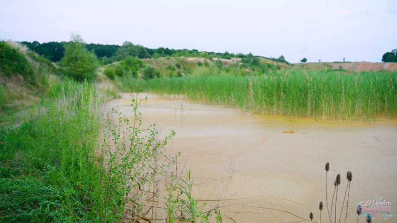 Lyndra Lynn: Orgasm in lake of mud