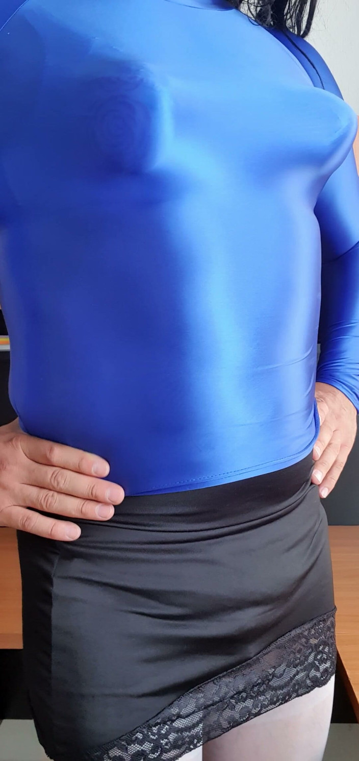 Sexy shinny clothes: Memodelkan blaus spandeks biru dan payudara runcing saya