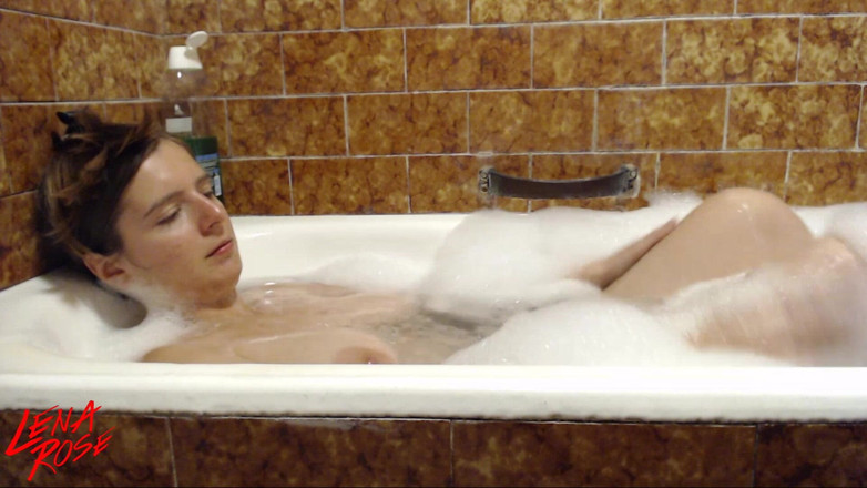Lena Rose: Relaxace ve vaně