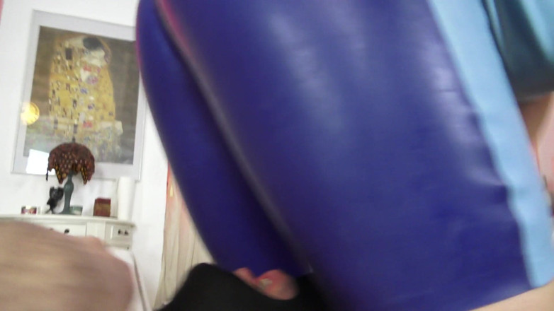 Femdom Austria: Синій латексний сукня — догляд за обличчям!