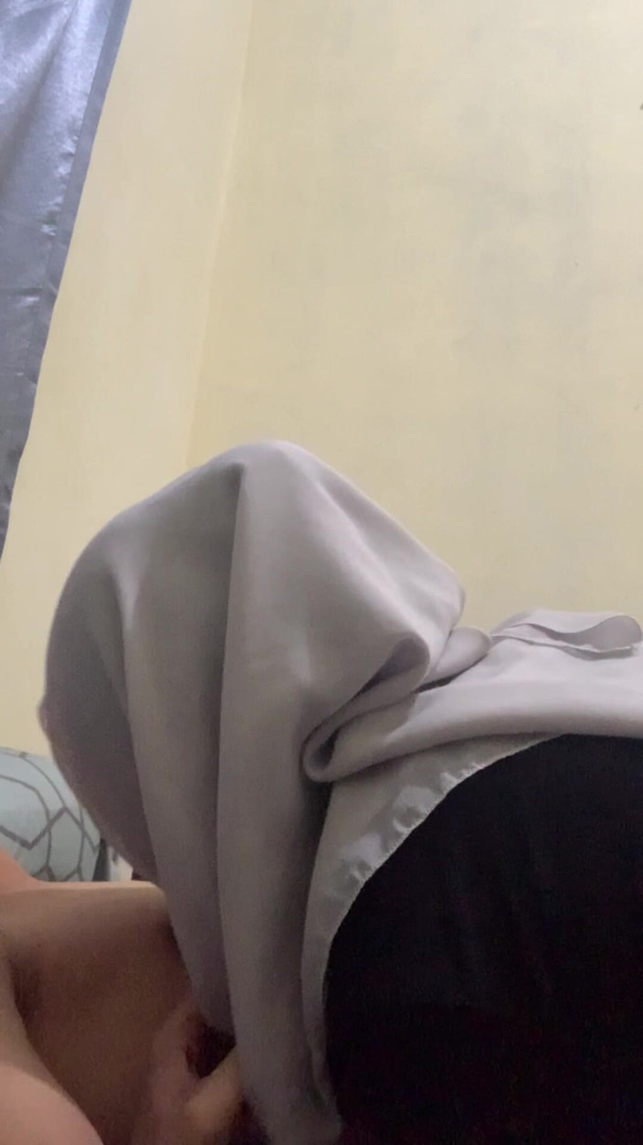 Indo Girl: Hiper tesettürlü üstte olmak istiyor