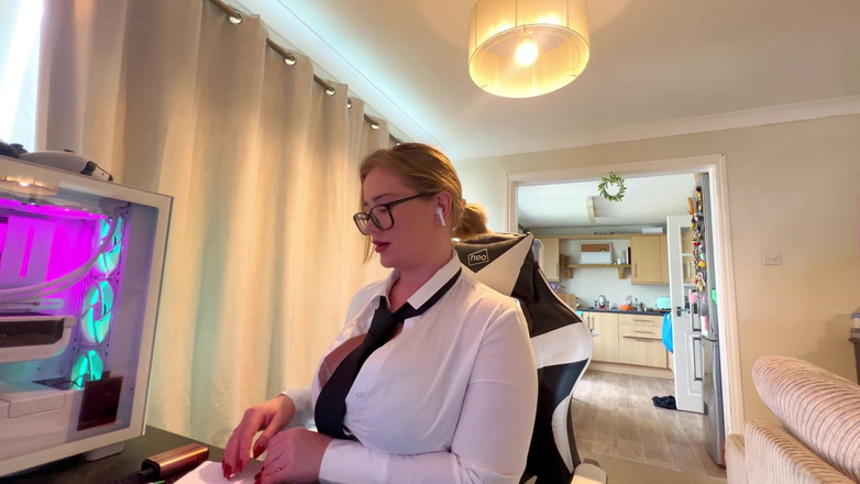 JessieHH: 상사에게 캠으로 섹스하는 비서