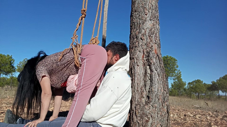 fartingclub01: Пердя ему в лицо, пока я давлю его между моей задницей и деревом