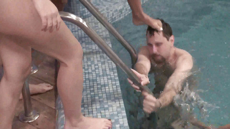 Femdom Austria: Kopající zábava v bazénu