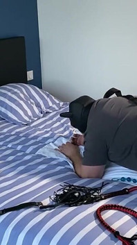 French Pegging - BTS - Seorang pelanggan yang dimalukan dan disetubuhi dengan strapon yang mendalam