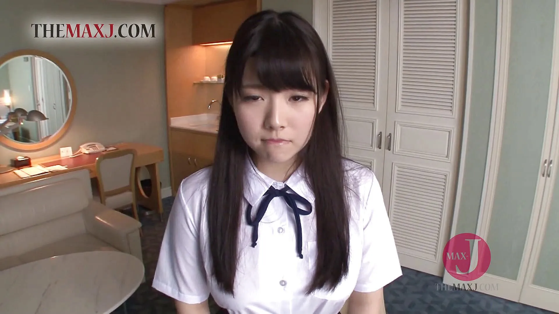 Adorable Japanese college girl gets her muff vibrated