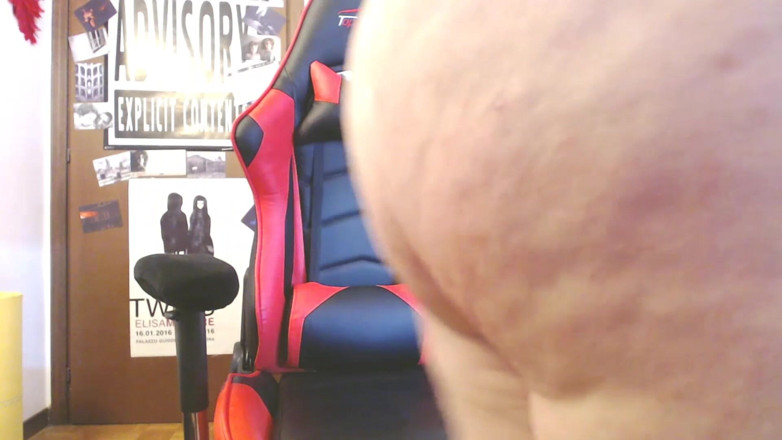 Nicoletta Embassi: Using a Brush to Slap Your Ass