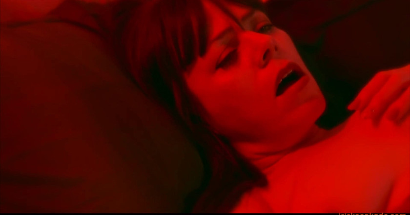 Iris Keenkade: Sensual in red