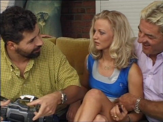 Anal Invasion: Seksowna blondynka i seksowna brunetka jebanie w trójkącie