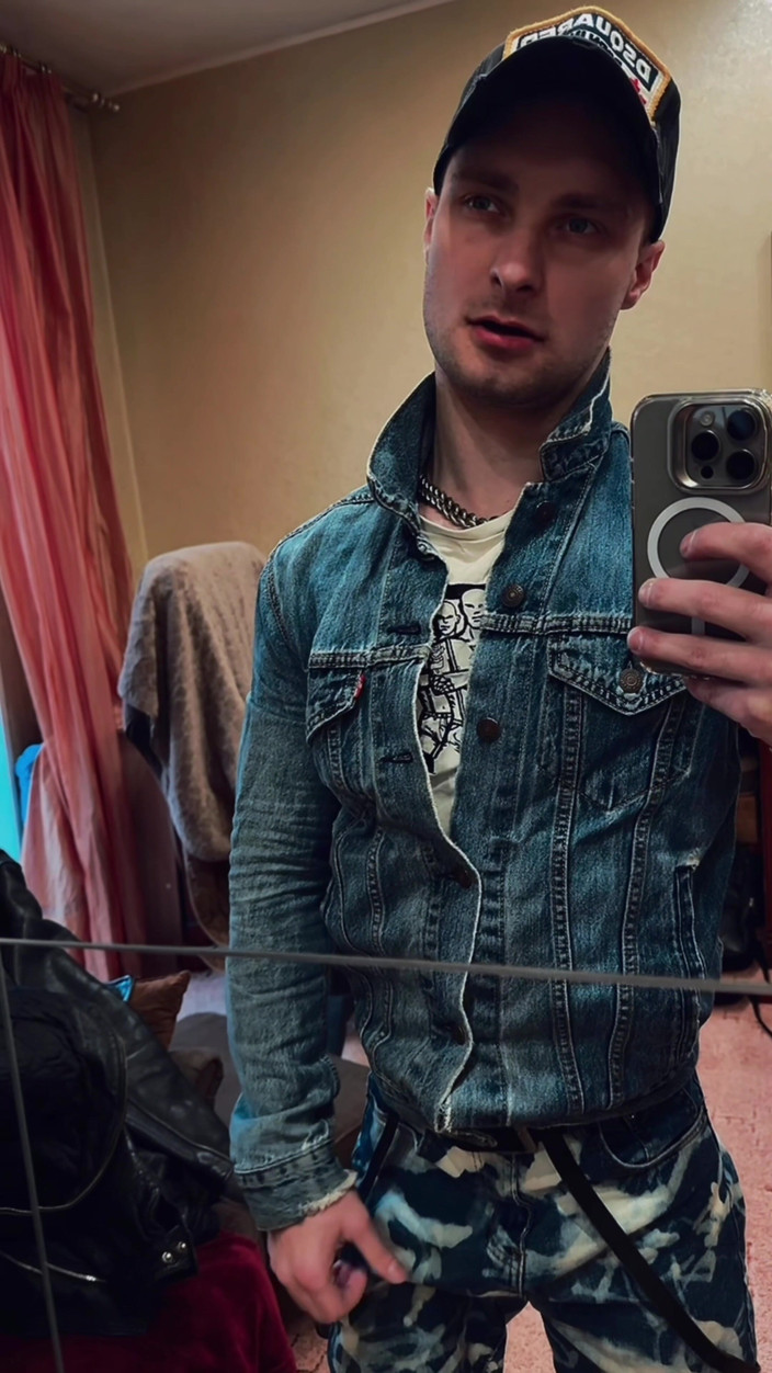 KinkySirius: Gay skinhead Kinkysirius prende una doccia d'oro in un bagno...