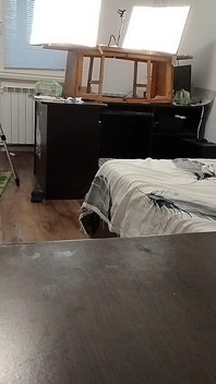 Senaman isteri seksi di rumah berbogel. Si rambut coklat seksi mencuba pantyhose