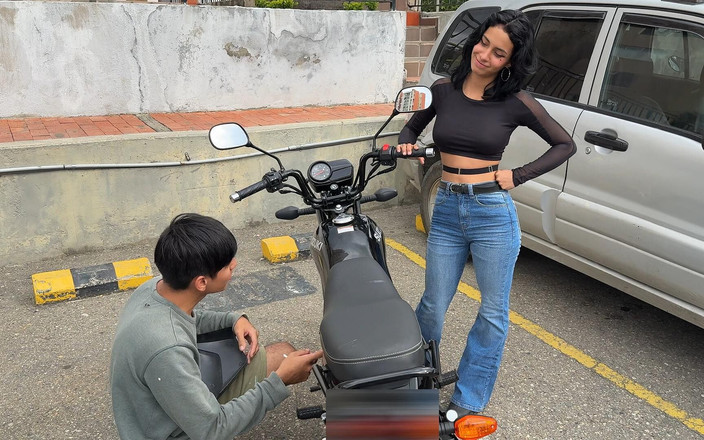 Juliana Palvin: Saya membantu seorang awek orang asing yang comel dengan motosikal...