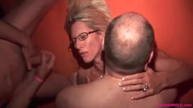 Cuckold MILF: Cuckold milf - cô vợ tóc vàng nóng bỏng của tôi...