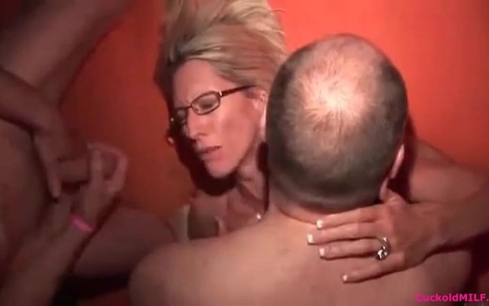 Cuckold MILF: Aldatılan orta yaşlı seksi kadın - ateşli sarışın karım eş değiştirme...