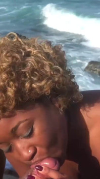Chicas de ébano calientes follan en la playa
