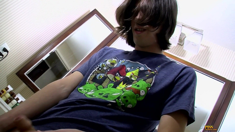 Piss Twinks: Cowok imut yang belum dipotong muncrat &amp; basah kuyup