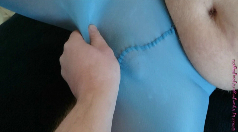 Carmen_Nylonjunge: Masser le pénis d’un inconnu en collants