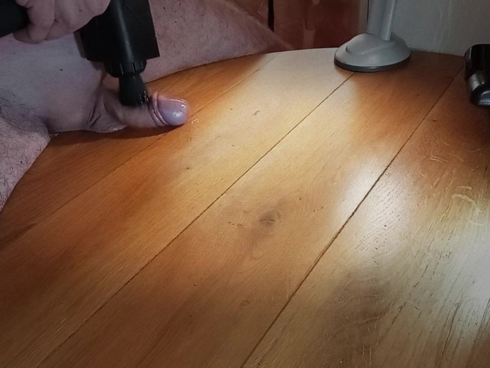 White Ukrainian Dick: Výstřik spermatu s vibrátorem, obzvláště příjemný. To je super.