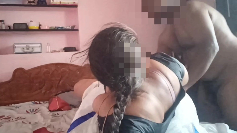 Black & white desicat: Ibu rumah tangga India visaakaa dientot gaya doggy sambil pakai...